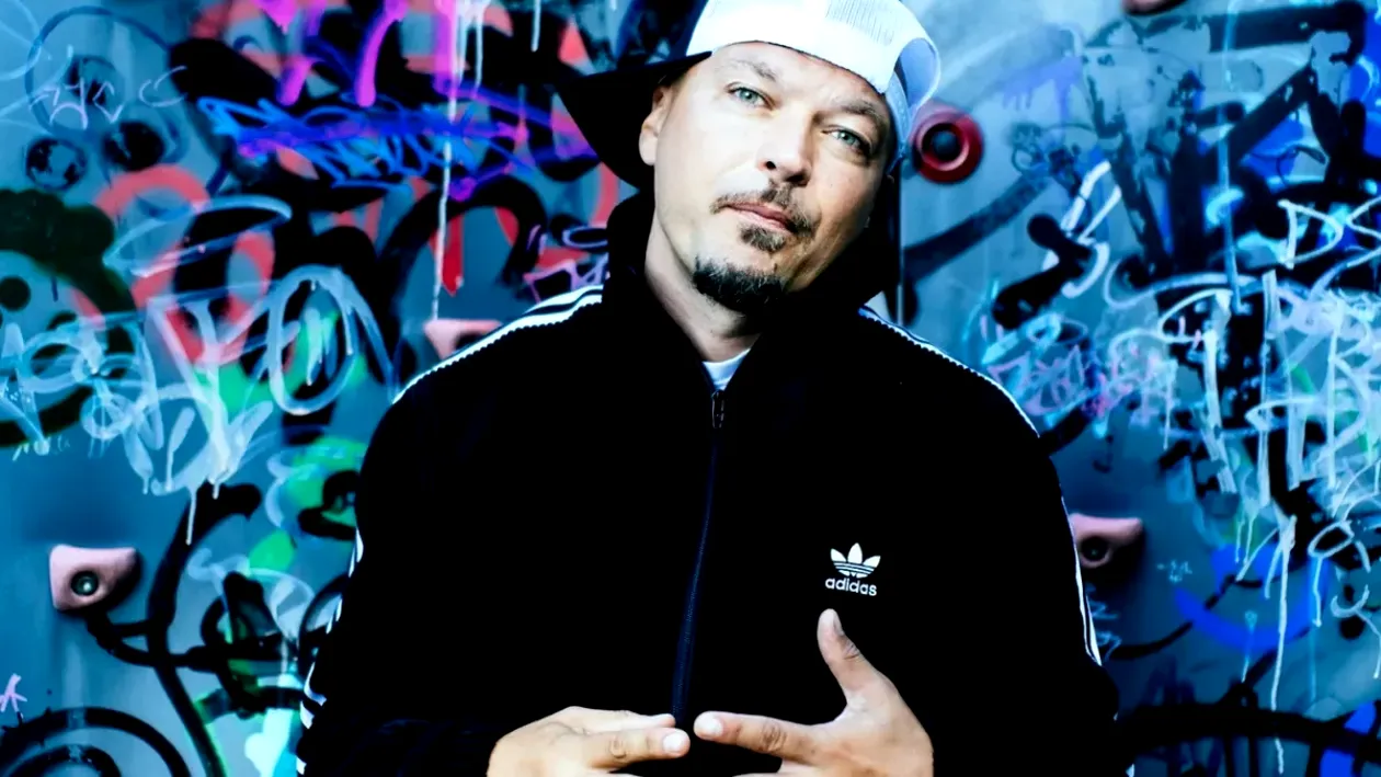 Puya, cea mai bizară ținută de naș de cununie! Sacou, șapca în cap și...