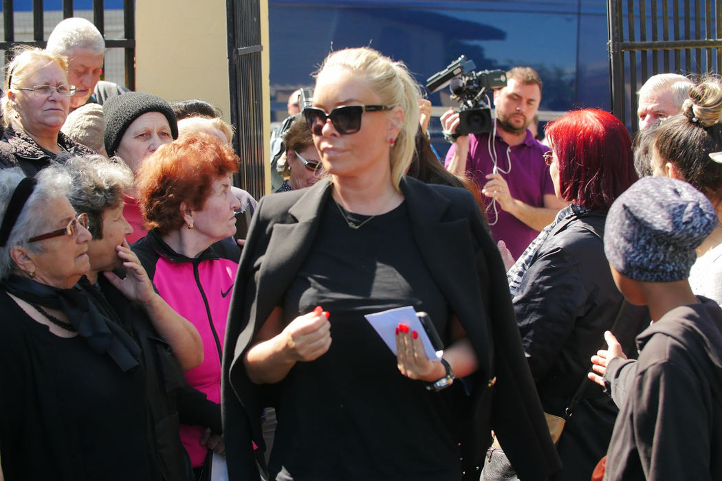 Vica Blochina, Oana Roman, Cătălin Botezatu și Raluca Bădulescu, distruși de durere la înmormântarea lui Răzvan Ciobanu. FOTO EXCLUSIV