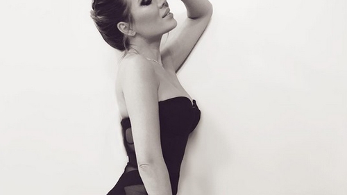 Gina Pistol, fotografiată udă, în cadă! Prietenii au ignorat ipostaza sexy şi au trecut la critici: ”Ai vergeturi pe coapsă”