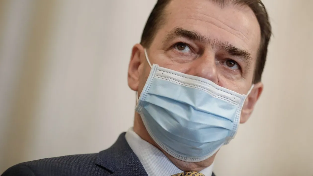 FOTO | Ludovic Orban, fotografiat în timp ce fuma cu masca de protecție sub bărbie!