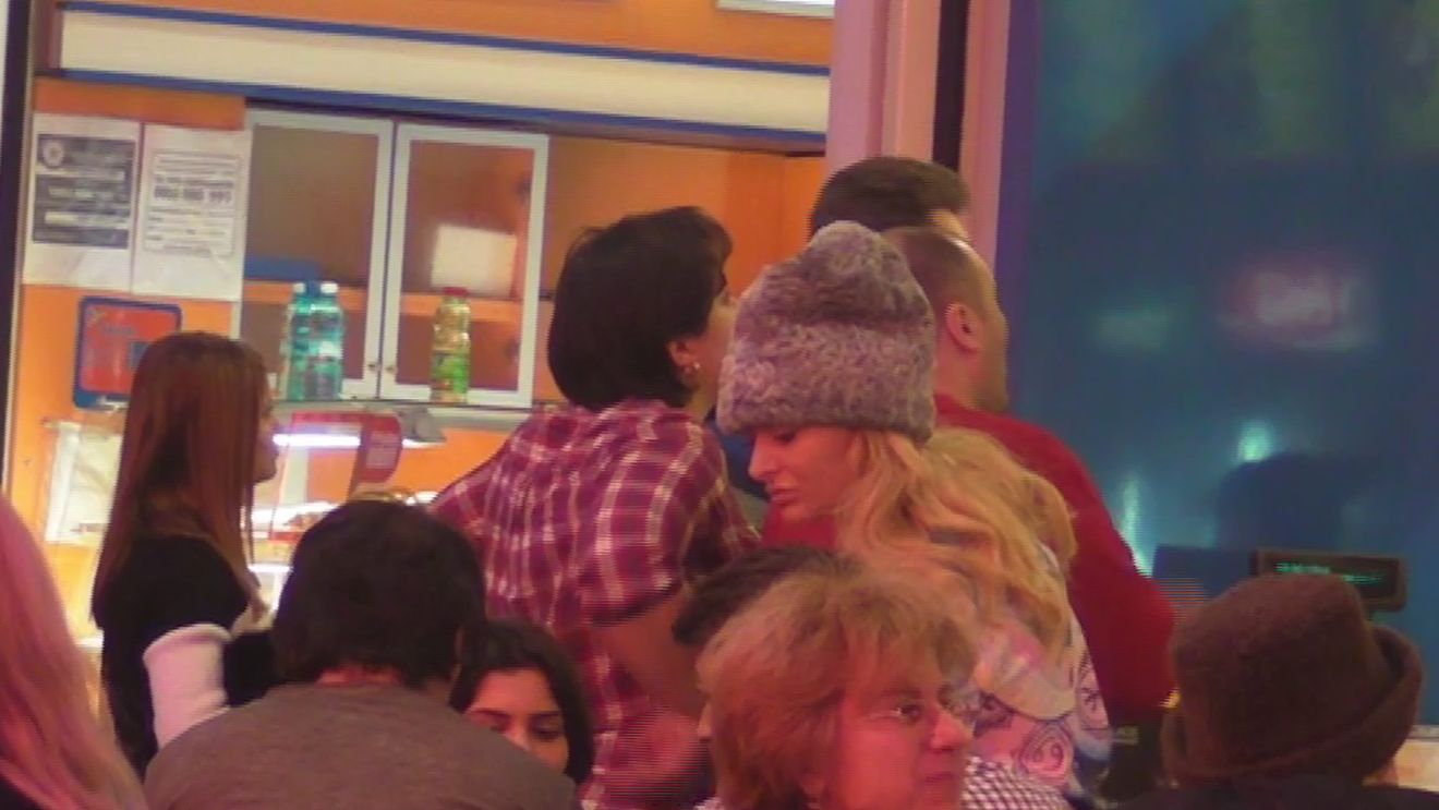 Delia plimba mielul prin oras. Cantareata si-a luat un accesoriu inedit si nu-l mai lasa nici in ruptul capului