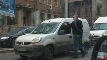 La un pas de bataie in trafic! Ce s-ar fi intamplat daca deschidea geamul?