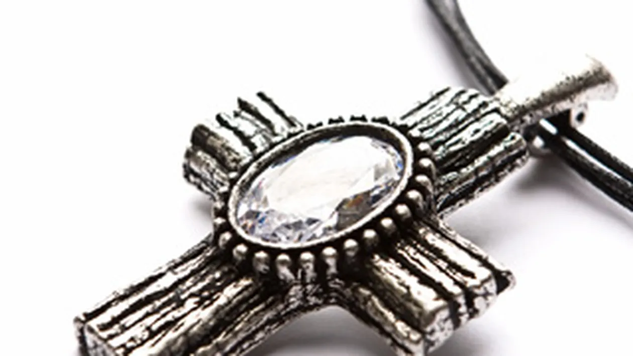 Pandantivele de argint te feresc de boli, accidente, cosmaruri si despartiri