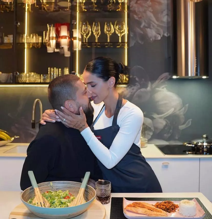 Cum arată casa în care locuiesc Adelina Pestrițu și Virgil Steblea. Vila are un living spațios și un dressing imens