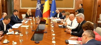Graba de final a Guvernului Bolojan. 14 Hotărâri de Guvern dintr-un foc, într-o singură zi. De la dublarea amenzilor CNA până la eliberarea unui subprefect din funcţie şi aprobarea unei steme de comună