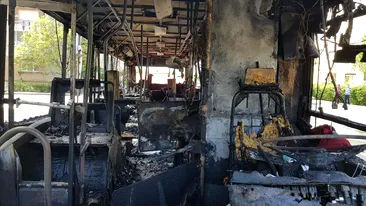VIDEO. Un autobuz a luat foc și a explodat, în Arad, lângă un bloc. Mărturii exclusive