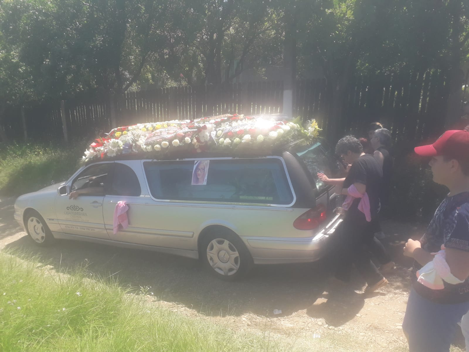 Primele imagini de la înmormântarea tinerei ucise în Bragadiru. Cum au îmbrăcat-o părinții pe Manuela Mustăţea