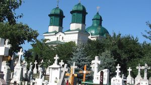 Caz incredibil la un cimitir din Huși! Cum zgomotele dintr-un mormânt nu încetau, au dezgropat cadavrul. Ce au găsit înăuntru