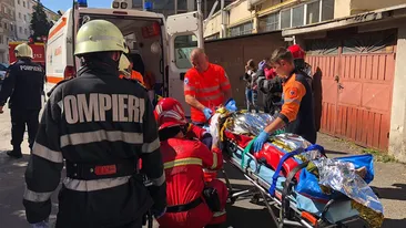 Doi frați din Baia Mare au căzut de la etaj. Unul a decedat. FOTO