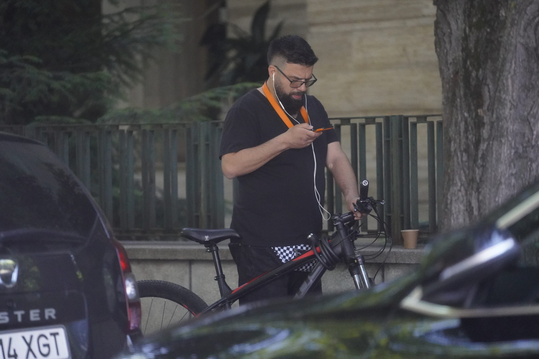 Edi Stancu, deranjat de telefon (Foto: CANCAN.RO)