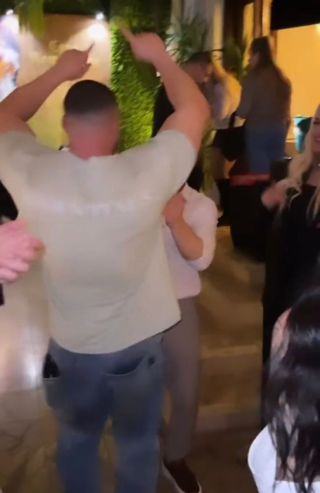 Cel mai bizar “costum” de mire! De necrezut cum s-a îmbrăcat Dragoș Paiu la nunta cu Roxana Vancea