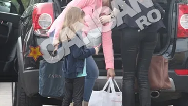 Au umplut masina cu bagaje si au plecat la Predeal!  Moni, tatuata de Irina inainte de plecarea la munte! Uite ce ciudatenie i-a desenat micuta pe mana!