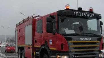 O hala de mase plastice din Timisoara a fost cuprinsa de flacari