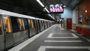 Momente de panică la metroul bucureştean! Călătorii au coborât prin tunel!