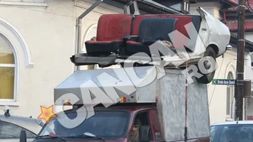 Ultima moda pe strazile din Bucuresti! Nu o sa-ti vina sa crezi ce si-a pus soferul asta pe acoperisul masinii!