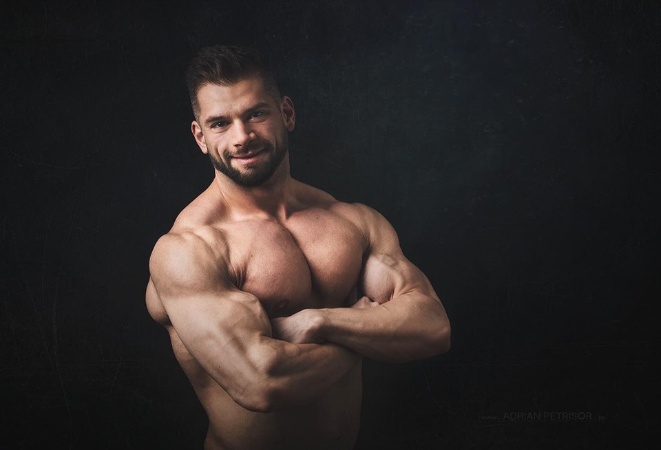 El e culturistul român care se antrenează și-n bucătărie pentru titlul de Mr. Olympia: ”Îmi prinde bine această perioadă!”