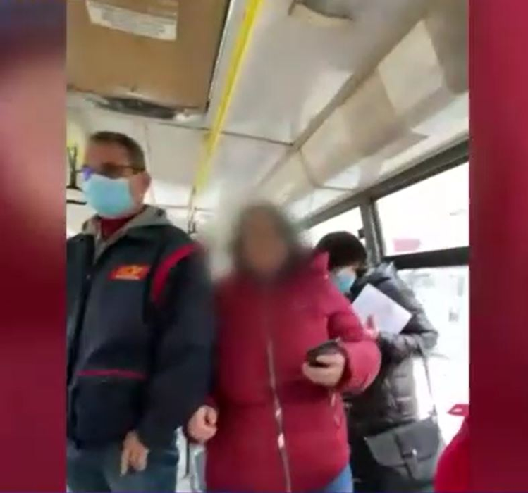 O femeie a lovit un băiat de 15 ani, după ce a întrebat-o de ce nu poartă mască. Scenele violente s-au petrecut într-un autobuz din Brăila