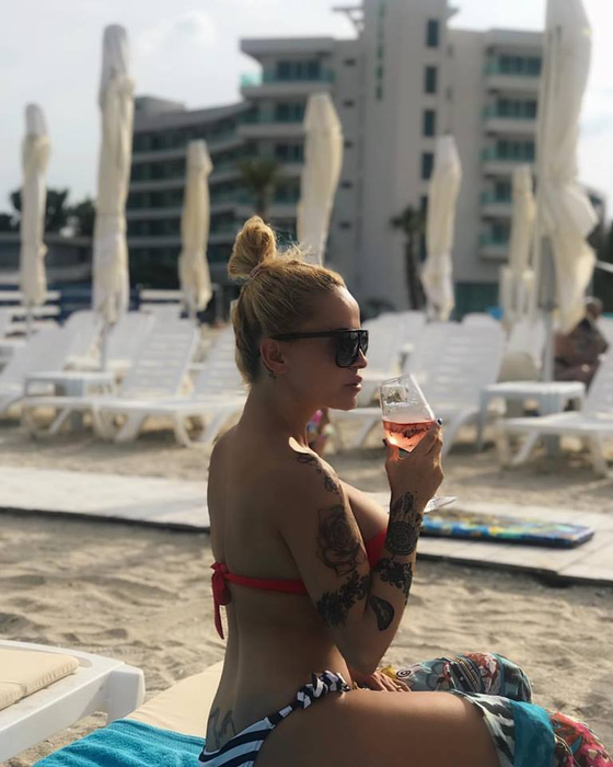 Incredibil! Evelin, fetița de doi ani a Andei Adam, a băut două beri