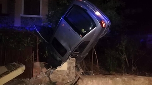 Accident spectaculos în județul Olt. S-au înfipt cu maşina în gard