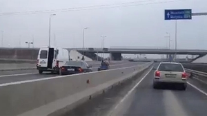 VIDEO "NU cred ca vad bine!" Asa ceva se intampla doar in EVUL MEDIU! Ce a surprins pe camera un sofer pe Autostrada Soarelui!