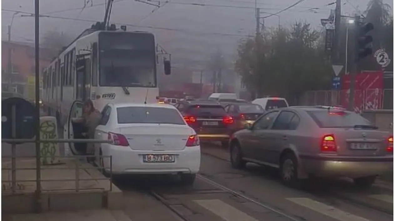 Asta le întrece pe toate! O șoferiță a blocat tramvaiul în refugiu și i-a cerut vatmanului să-i facă loc VIDEO