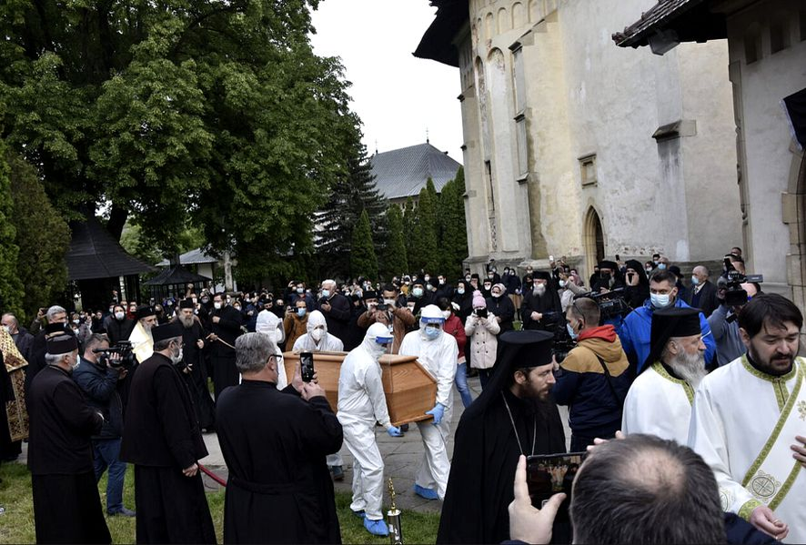 Oamenii veniți să-l vadă pe ÎPS Pimen la Suceava au uitat de regulile stării de alertă. Lumea s-a îngrămădit în biserică. FOTO