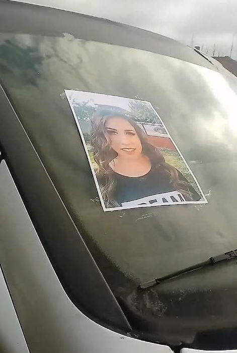 Elena, adolescenta de 15 ani sugrumată și otrăvită de propriul tată, a fost înmormântată. Gestul făcut de colegii ei. FOTO