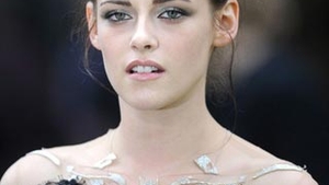 In urma cu cinci ani n-o cunostea nimeni, acum, Kristen Stewart a ajuns cea mai bine platita actrita din lume!