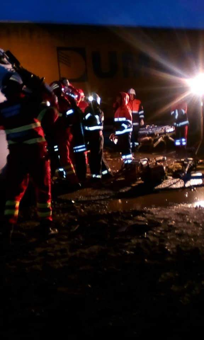 Accident cumplit pe DN6! Două TIR-uri s-au ciocnit violent, iar unul dintre șoferi a rămas încarcerat