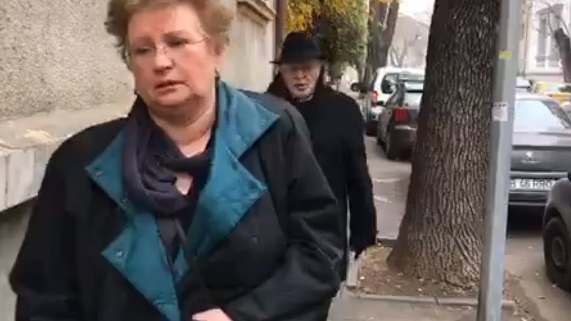 Fiica adoptivă a Stelei Popescu, desfigurată de durere în faţa casei! Nu a putut să scoată niciun cuvânt