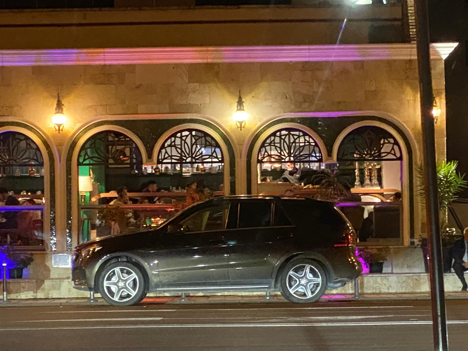 În fața restaurantului nu mai este loc de parcare
