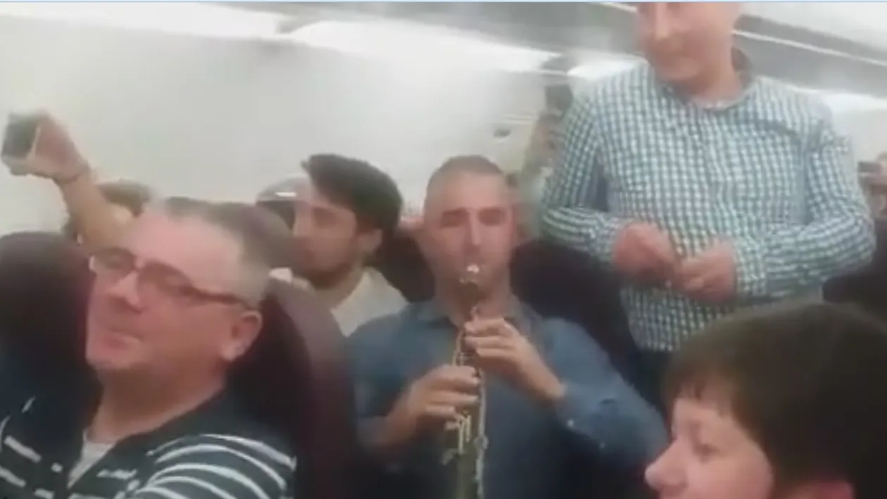 VIDEO EMOŢIONANT! Un avion plin de români cântă colinde în drum spre Anglia! 