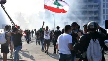 FOTO&VIDEO. Străzile din Beirut ard la propriu. Oamenii strigă „Revoluție, revoluție!” în timp ce autoritățile acționează cu gaz lacrimogen