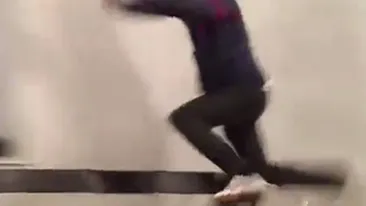 VIDEO A dat cu capul in mobilier, in loc sa stea pe el! Baiatul asta a cazut peste 10 scaune si prietenii l-au postat pe net ca sa rada de el