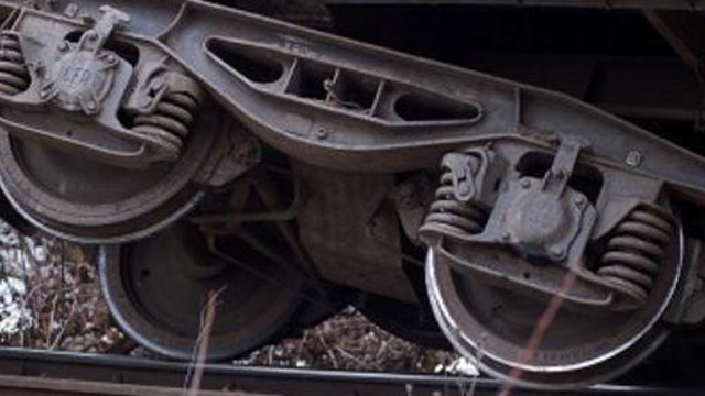 Pericol de explozie! Trei vagoane pline cu motorina au deraiat in Timisoara