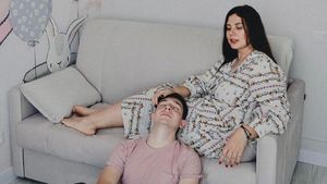 Influencerița care s-a căsătorit cu fiul ei vitreg așteaptă un copil: „Ne veți judeca”
