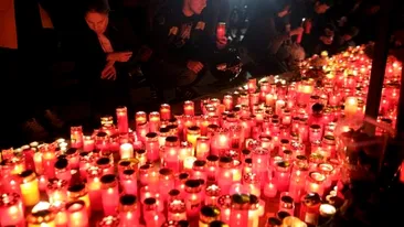 Marș în memoria victimelor tragediei din Clubul Colectiv, în Capitală. Peste 800 de oameni, cu flori albe și lumânări. VIDEO