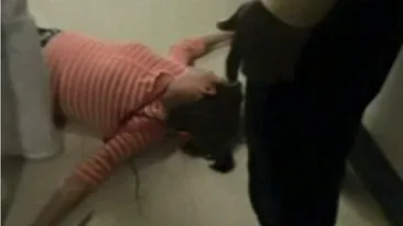 Razbunarea unei mame este crunta! A batut un dascal chiar pe holile scolii!