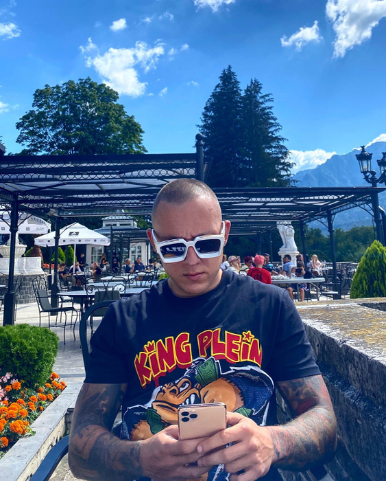 Videochatistul-scandalagiu ar fi lăsat-o însărcinată pe femeia care susține că îi este soție în acte / (Sursa: Instagram)