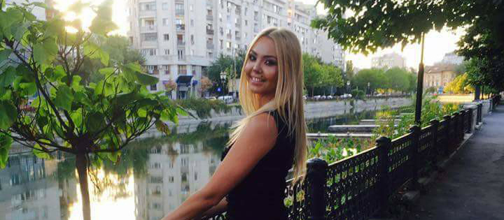 Denisa era încă un copil când părinţii ei s-au despărţit