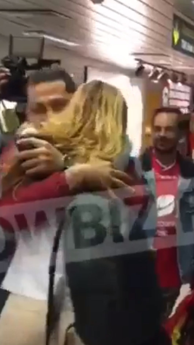 Larisa și Bruce s-au întors în România 
Foto: captură video wowbiz.ro.