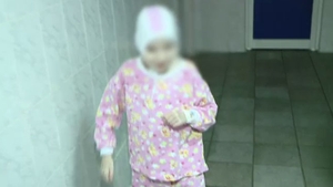 VIDEO Cazul DUREROS al unei fete din Suceava! Are 19 ani, dar arată de 6 pentru ca a fost hrănită toata viata doar cu lapte