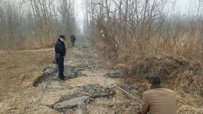 Un bărbat a furat 800 de metri de asfalt! E incredibil câţi bani a luat pe el