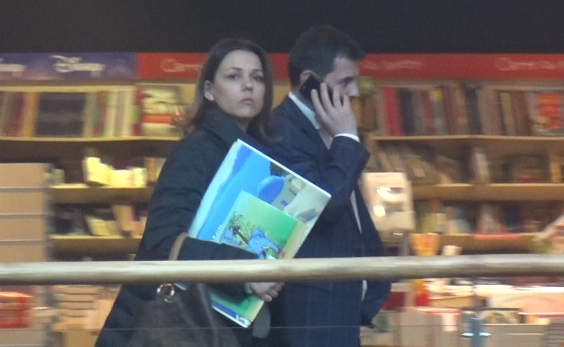 Cei doi se îndreaptă către liftul care-i va duce la parter