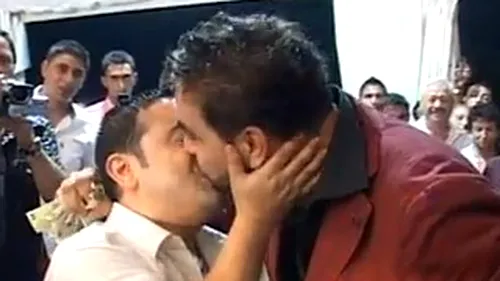 Florin Salam si Adi Minune s-au sarutat pe gura! A le le le saruta-ti-as buzele! A le le la saruta-ti-as gurita - Versurile care le-au dat curaj. Vezi imagini filmate cu momentul de tandrete al celor doi