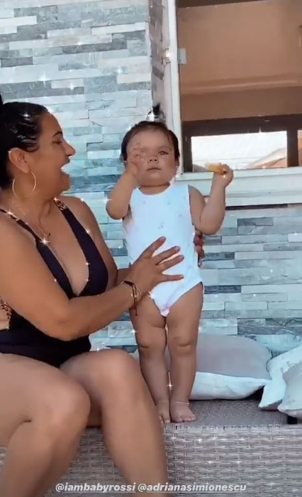 Îmbrăcată sumar, Adriana Simionescu, dans provocator pe marginea piscinei! Soția lui Adrian Minune a purtat un costum de baie sexy și s-a distrat alături de fiicele sale