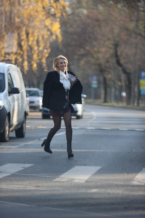 Andreea Bălan traversează strada (SURSA FOTO: CANCAN.RO)