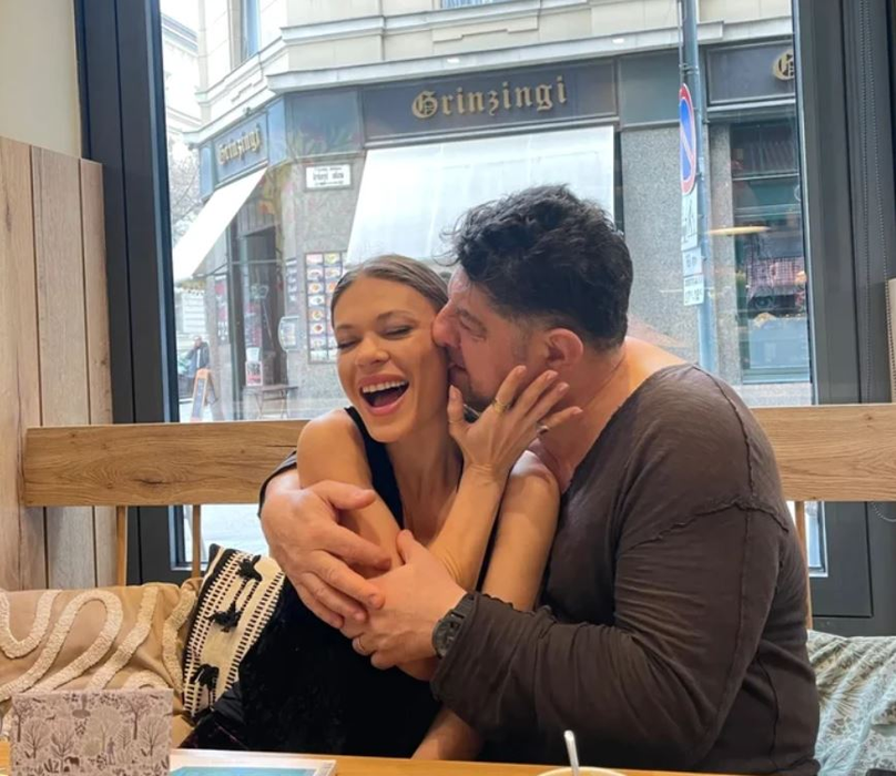 Tavi Colen și Emma de la ZU s-au căsătorit civil în mare secret, după 16 ani de relație: ”Universul nostru!”