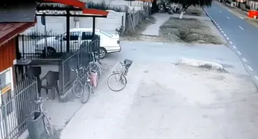 Fetiţă de 7 ani, spulberată de o maşină, în Dolj. A omorât-o şi a fugit de la faţa locului