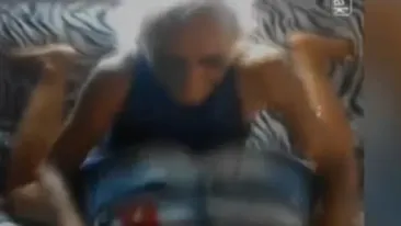 Un bătrân de 92 de ani a fost adus în pragul infarctului de fundul gigant al unei negrese! Uite cum îi dansează în poală!
